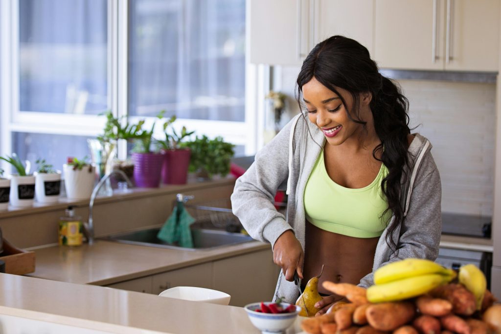 Ragazza-atletica-che-taglia-la-frutta